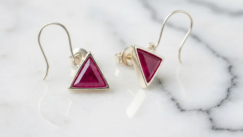 Boucles d'oreilles rubis géométriques : modernité et audace