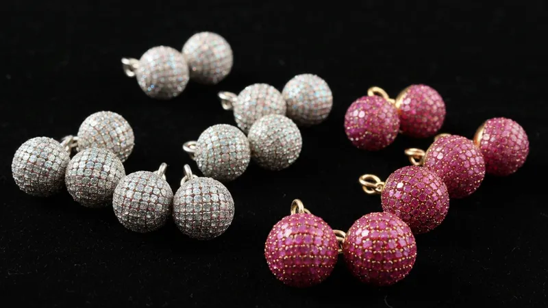 Signes d'usure sur des boucles d'oreilles rubis